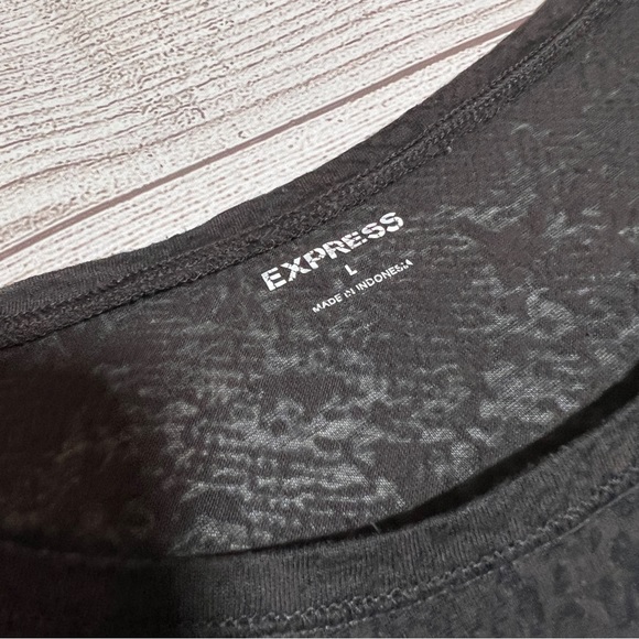 EXPRESS Basic Sheer Print Long Sleeve Top in Gray - Picture 6 of 12